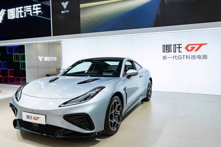 惠州7哪吒汽车在智能汽车领域的表现，领途汽车在新能源汽车市场中的影响力